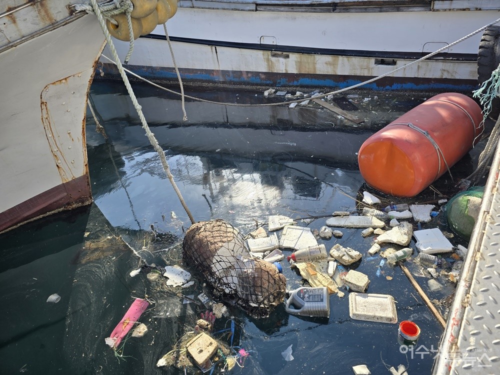 ▲ 여수시 국동항 바다쓰레기와 기름띠 ⓒ조찬현