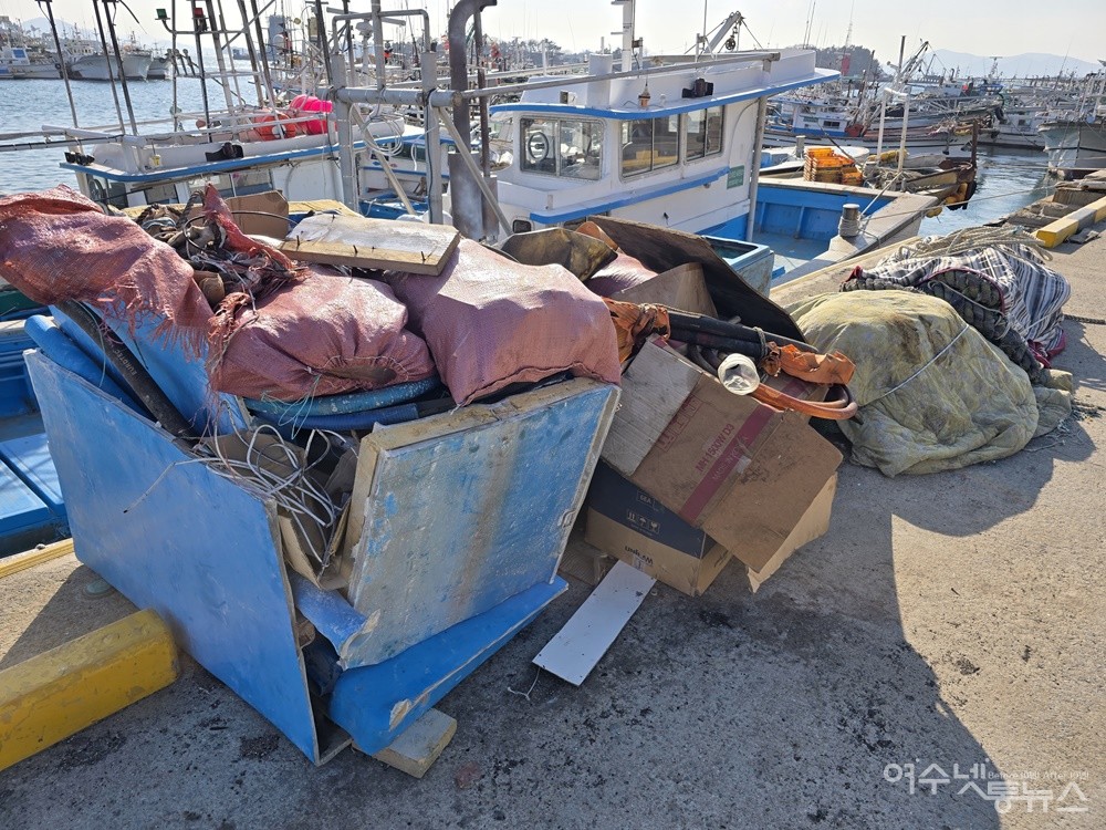 ▲ 여수시 국동항 불법 적치물과 FRP 폐기물 ⓒ조찬현