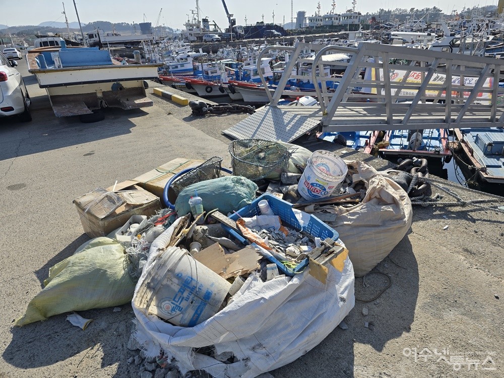 ▲ 여수시 국동항 불법 적치물 ⓒ조찬현