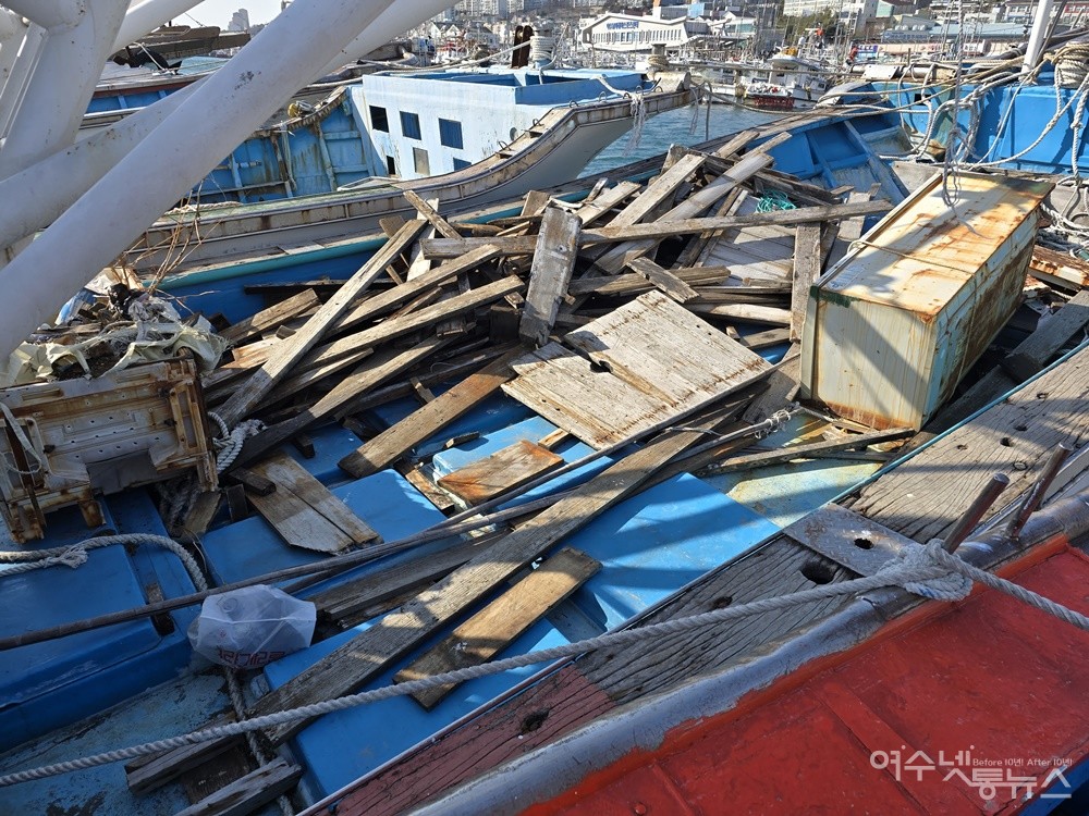 ▲ 여수시 국동항 폐선박 내 쓰레기더미 ⓒ조찬현