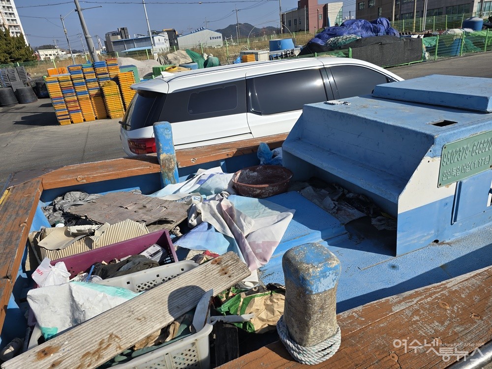 ▲ 여수시 국동항 뭍에 수년째 방치된 폐선박 내 쓰레기더미 ⓒ조찬현