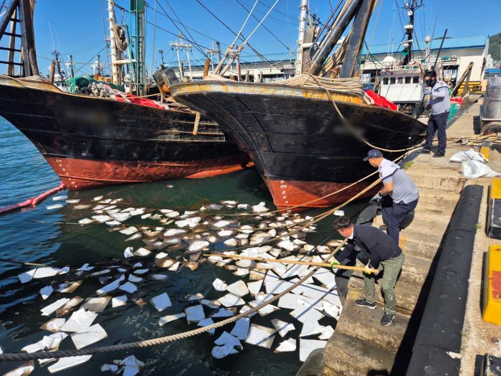 ▲작년 6월 여수해경에서 국동항 해양오염 방제작업 중인 모습 ⓒ여수해양경찰서