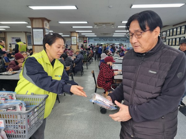 영양간식과 방한용품으로 구성된 겨울 건강 키트를 전달