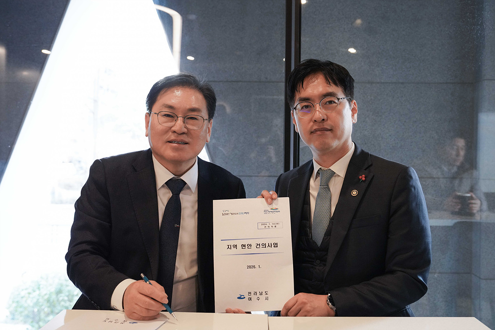 ▲정현구 여수시 부시장이 지난 14일, 행안부 김민재 차관을 만나 2026여수세계섬박람회 지원을 위한 특별교부세 사업을 건의하였다.  ⓒ여수시