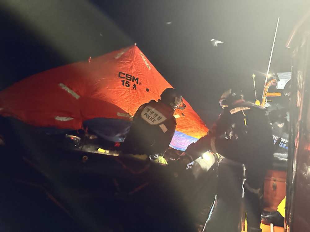 ▲ 2월 해경대원들이 구명뗏목에서 선원들을 구조하고 있다.j ⓒ여수해양경찰서