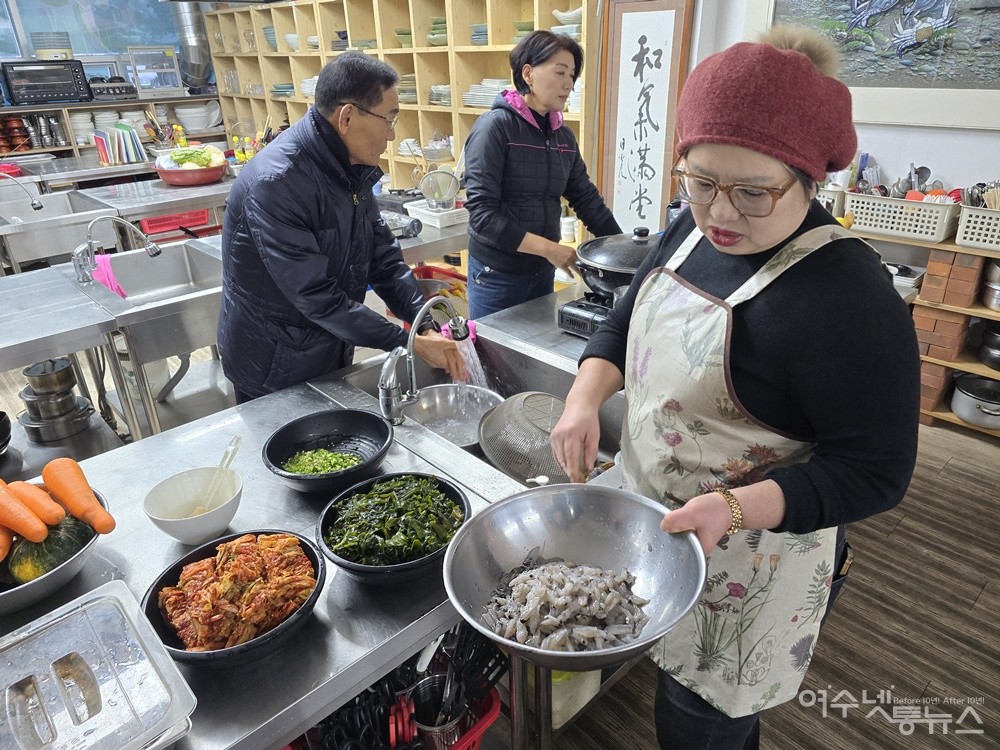 ▲ 여수향토요리문화학원 김명진 원장이 섬 음식에 대해 설명하고 있다. ⓒ조찬현