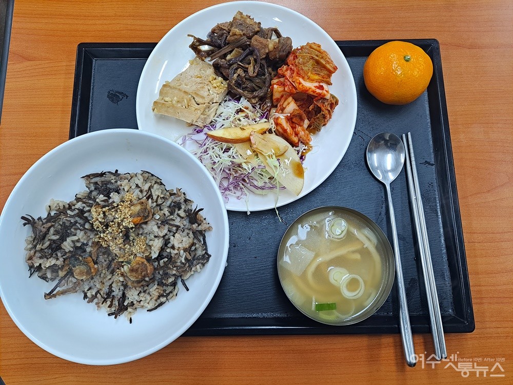 ▲ 여수 섬 학교에서 선보인 섬밥상, 별미 ‘톳밥’이다. ⓒ조찬현