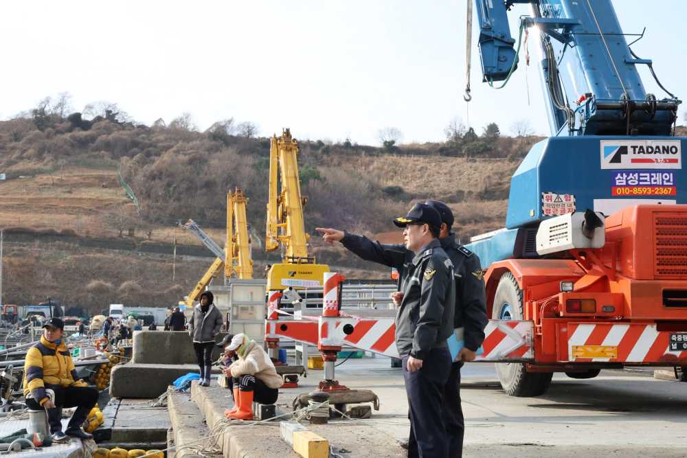 ▲ 김기용 여수해경서장 고흥 김양식 및 위판 현장 점검 ⓒ여수해양경찰서