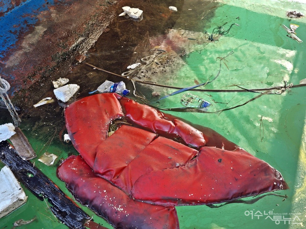 ▲ 국동항 바다에 버려진 각종 쓰레기다. ⓒ조찬현