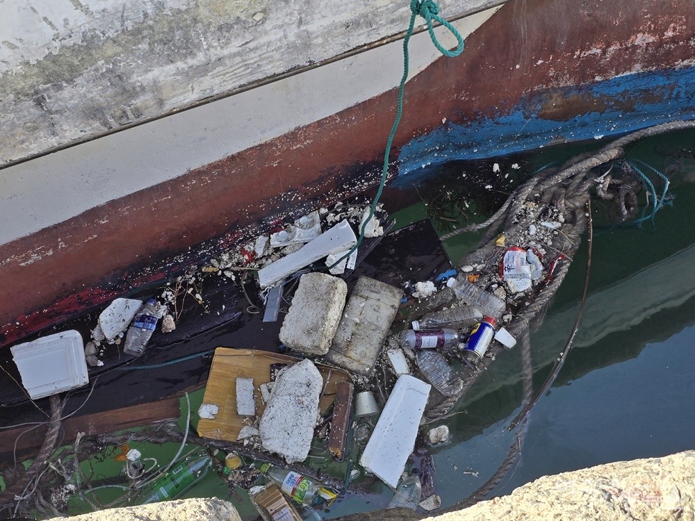 ▲ 폐어구와 스티로폼 등 각종 생활쓰레기다. ⓒ조찬현