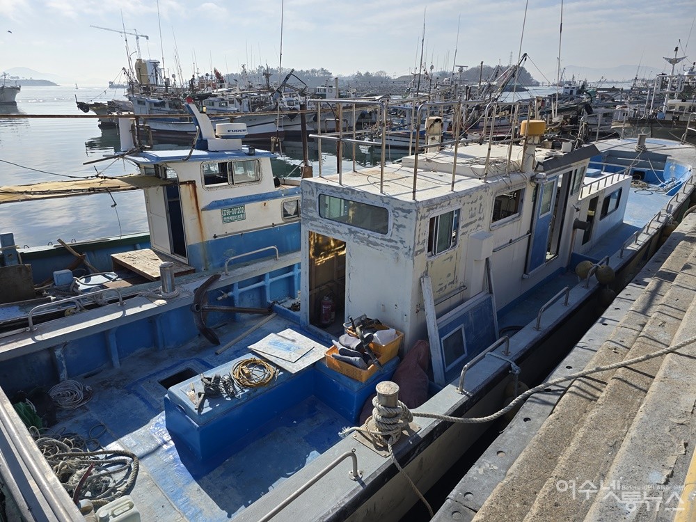 ▲ 국동항 바다에서 불법 수리 중인 10톤급 FRP(유리섬유강화플라스틱) 선박이다. ⓒ조찬현