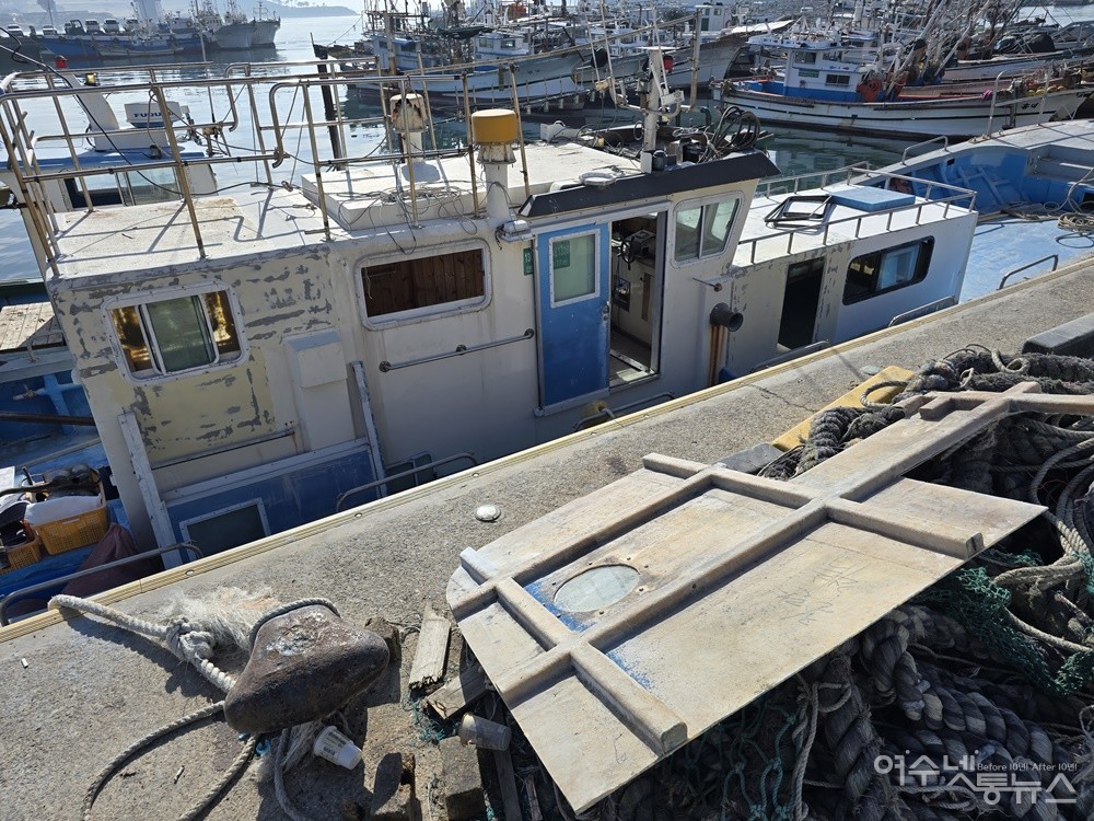 ▲ 국동항 바다에서 불법 수리 중인 10톤급 FRP(유리섬유강화플라스틱) 선박과 적치물이다. ⓒ조찬현