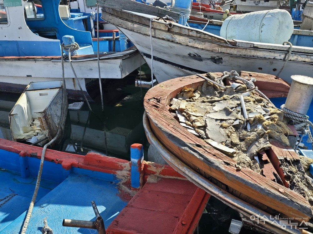 ▲ 바다에는 폐냉장고가 버려져 있고 배 위에는 유리섬유 추정 물질이 노출되어 있다. ⓒ조찬현