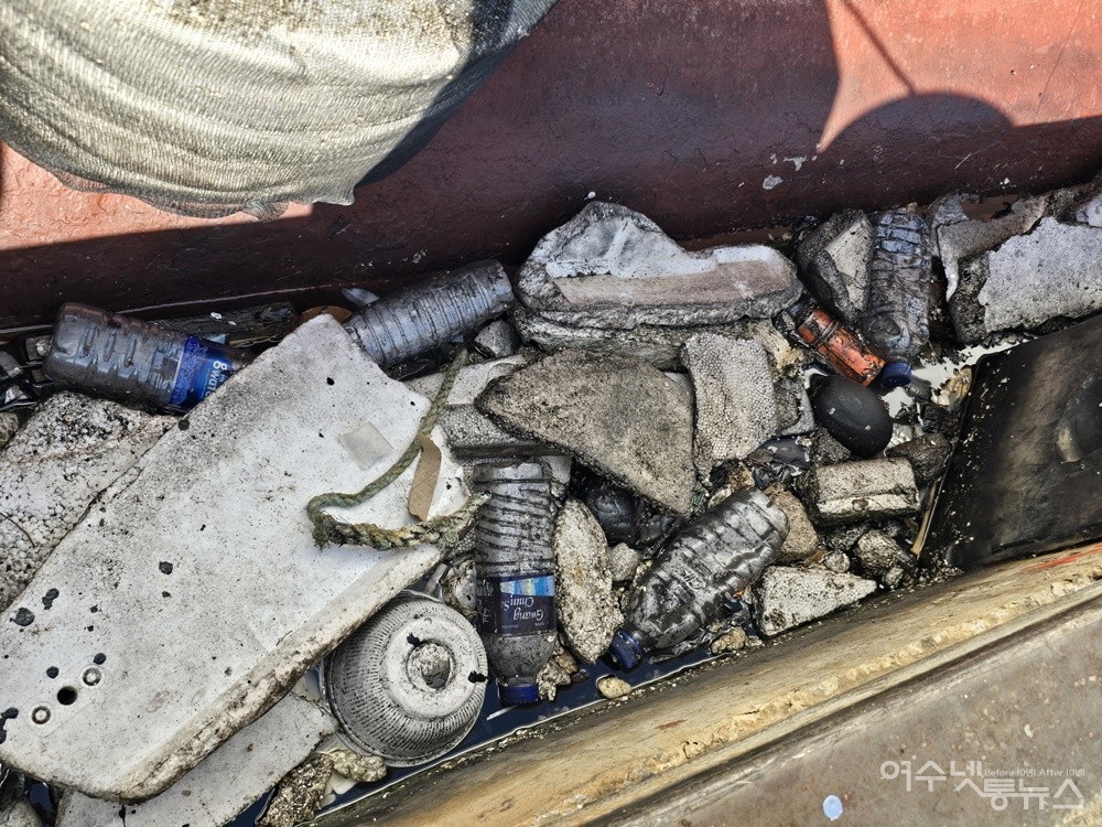 ▲ 국동항 가장자리와 배 사이에 쓰레기가 가득하다. ⓒ조찬현