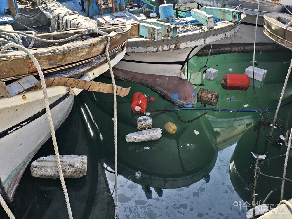 ▲ 국동항 바다에 떠 있는 스티로폼 부표와 기름띠다. ⓒ조찬현