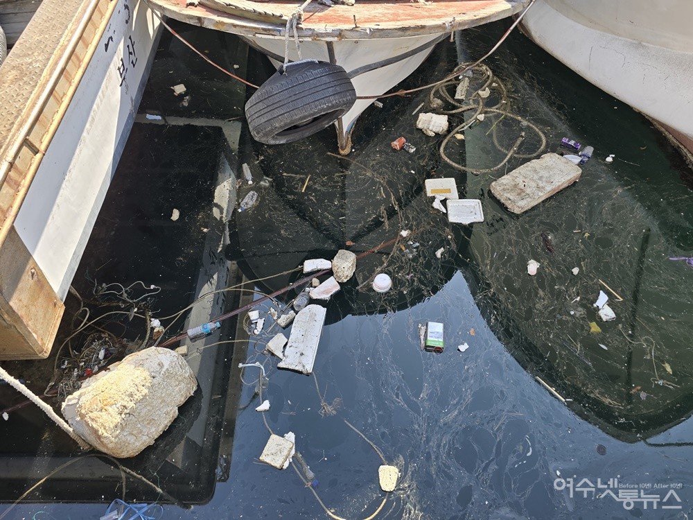 ▲ 여수 국동항의 생활쓰레기와 스티로품 조각, 기름띠다. ⓒ조찬현