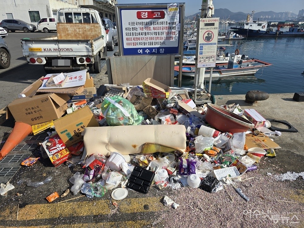 ▲ 경고장과 CCTV도 아랑곳 없이 각종 쓰레기가 산더미처럼 쌓였다. ⓒ조찬현