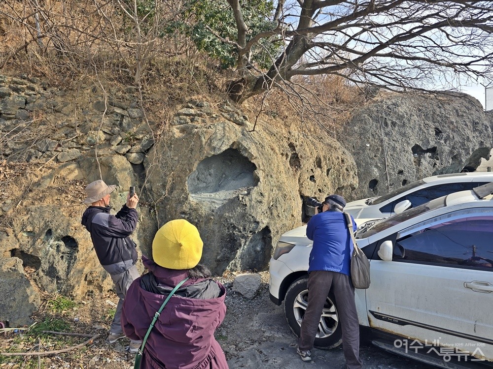 ▲ 여수 돌산 성두마을 해안 풍화혈(타포니)을 사진작가들이 찍고 있다. ⓒ조찬현