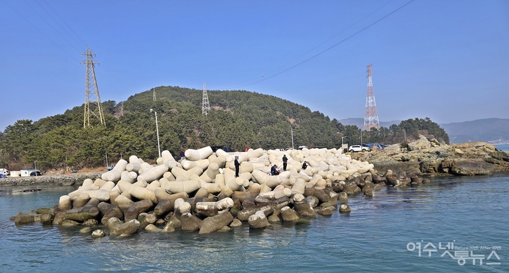 ▲ 여수시 남면 화태도 월전마을 앞 테트라포트 위에서 낚시객들이 낚시를 하고 있다. ⓒ조찬현