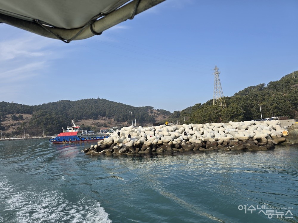 ▲ 여수시 남면 화태도 월전마을 앞 테트라포트 위에서 낚시객들이 낚시를 하고 있다. ⓒ조찬현