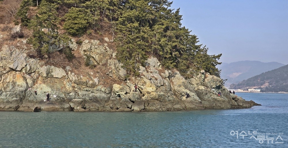 ▲ 여수시 월전마을 갯바위에서 낚시객들이 낚시를 하고 있다. ⓒ조찬현