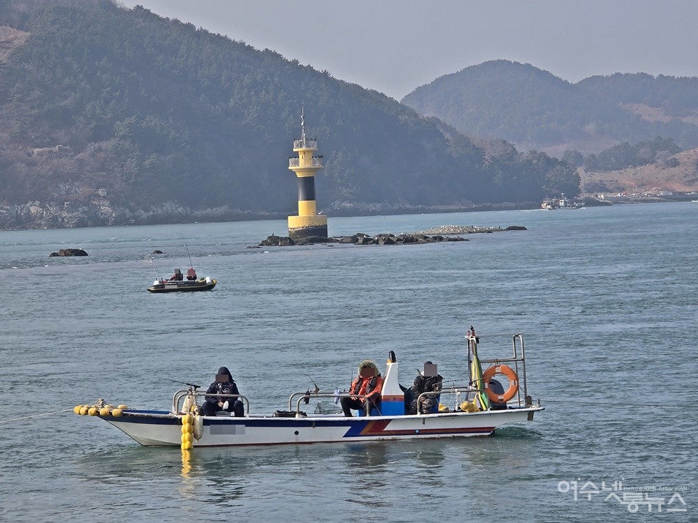▲ 여수시 횡간도 앞바다에서 낚시객들이 선상낚시를 하고 있다. ⓒ조찬현
