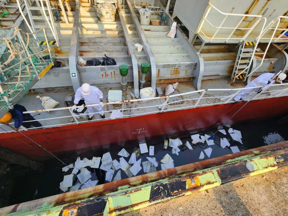 ▲여수해경이 사포1부두 오염물질 유출현장에서 방제작업을 진행중인 모습 ⓒ여수해양경찰서