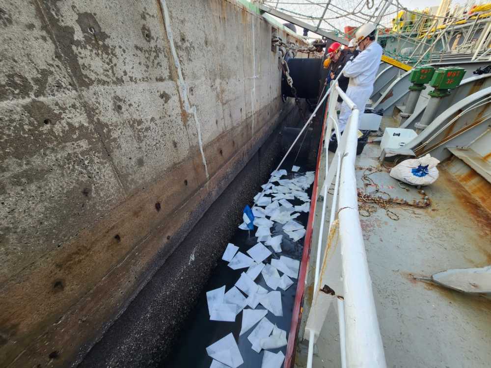 ▲여수해경이 사포1부두 오염물질 유출현장에서 방제작업을 진행중인 모습 ⓒ여수해양경찰서