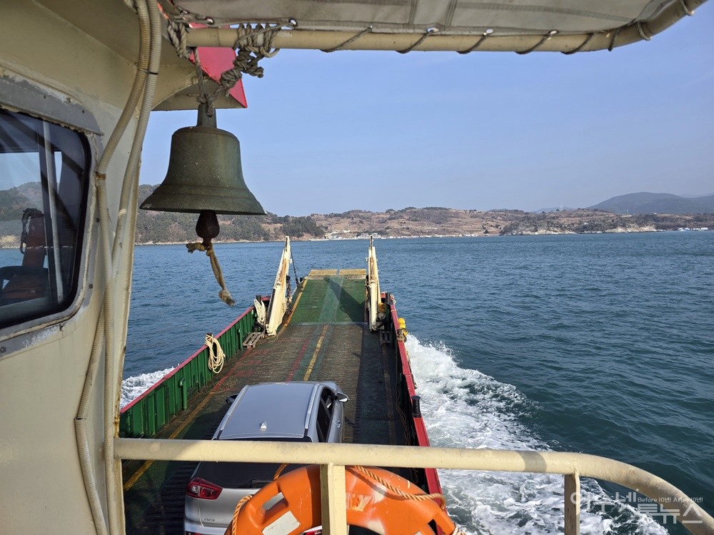 ▲ 여수 돌산 군내리항에서 송도를 오가는 한려3호 선상이다. 바로 앞에 있는 섬이 송도다. ⓒ조찬현