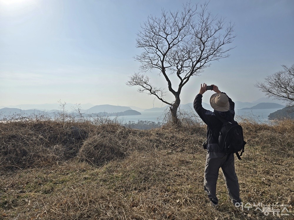 ▲ 김광중 사진작가가 송도 풍경을 사진에 담고 있다. ⓒ조찬현