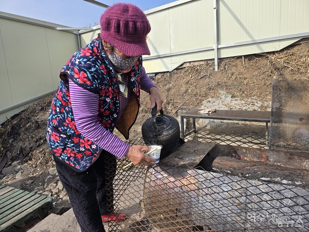 ▲ 송도 마을 초입에서 만난 어르신이 장작불에 끓인 물로 커피를 타준다. ⓒ조찬현