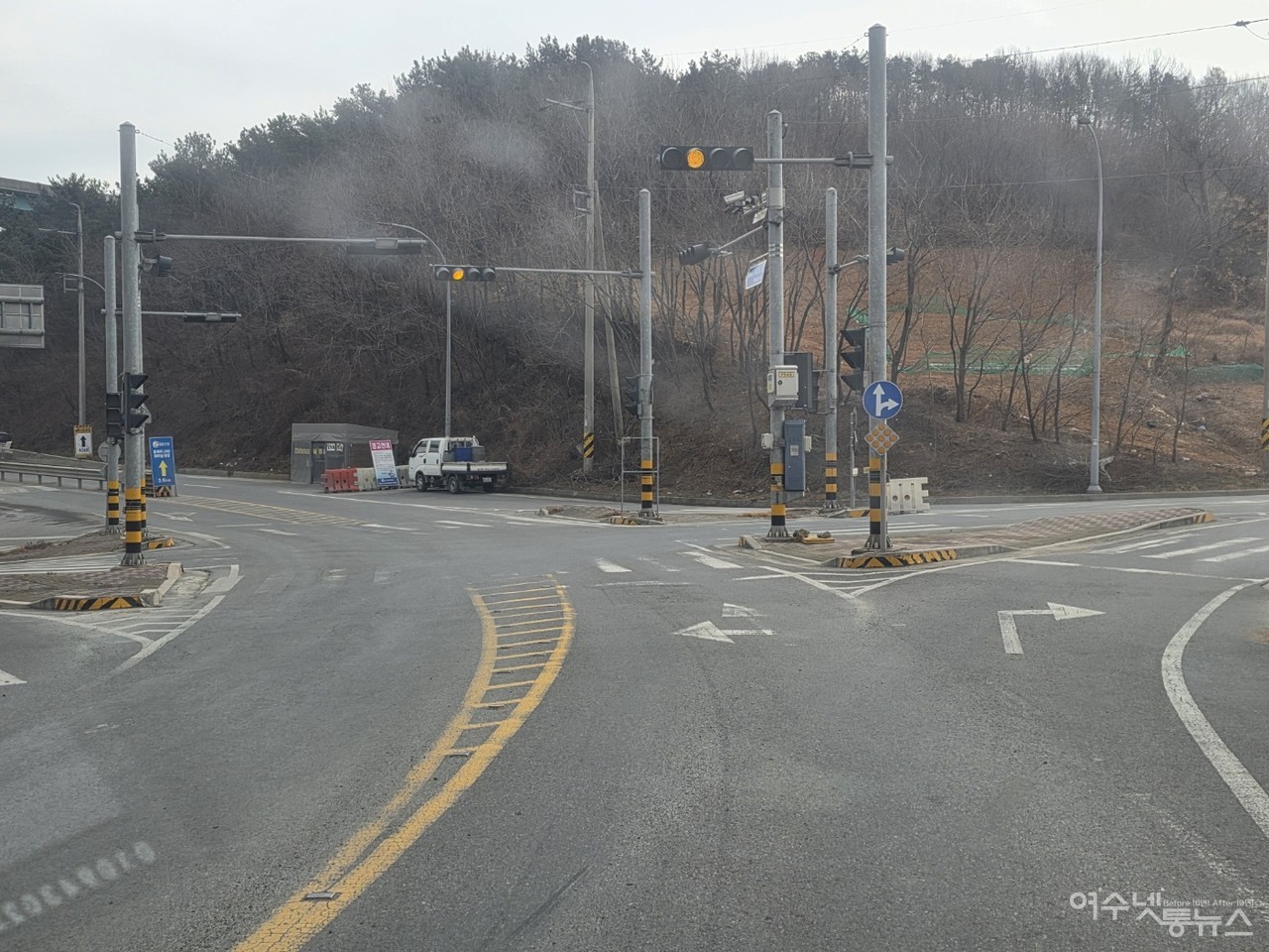 ▲ 마을입구인 묘도 매립장 사거리에는 공사차량을 위해 신호등을 끄고 점멸등만 깜빡이고 있어 주민들은 강하게 반발하고 있다 ⓒ심명남