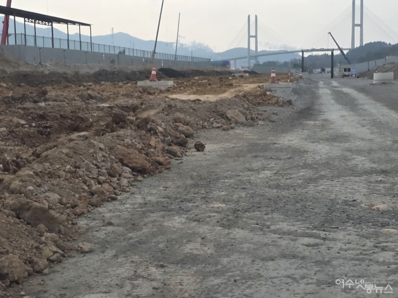 ▲ 공사장에 여지저기에 파인 토사가 날려 비산먼지의 원인이 되고 있다  ⓒ심명남