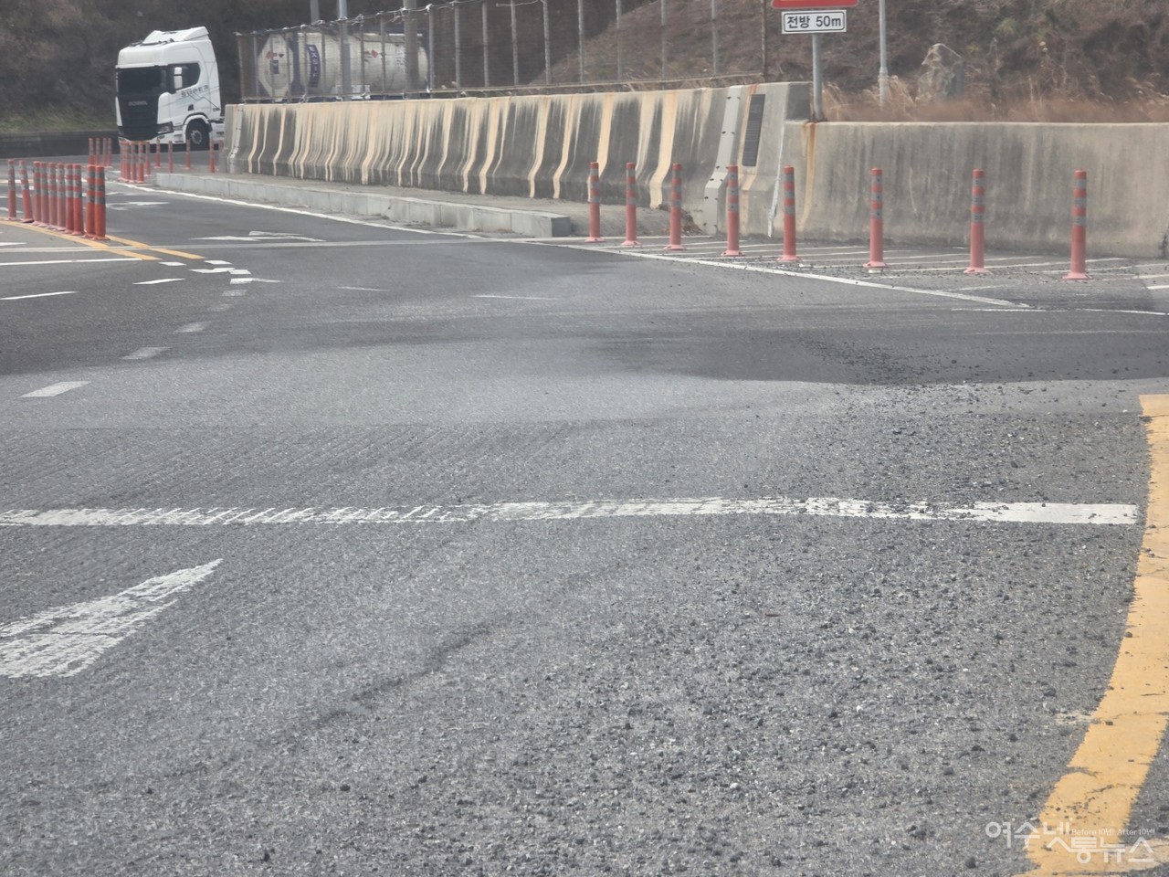 ▲ 여기저기 도로에 오염된 슬러그로 차량 파손이 우려된다 ⓒ심명남