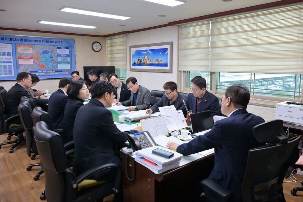 ▲여수시는 지난 19일 전남·광주 행정통합 추진에 따른 부시장 주재 ‘행정통합 대응 전략회의’를 개최했다. ⓒ여수시