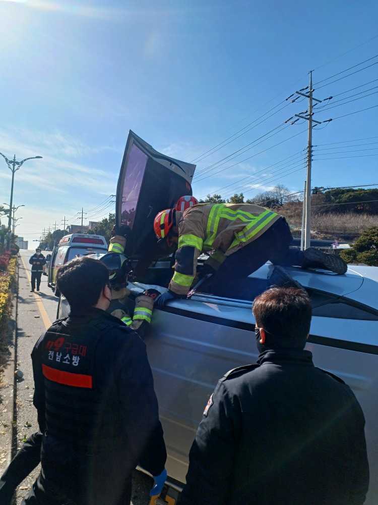 ▲ 여수시 여천역 인근 도로상에서 발생한 교통사고 현장에서 신속한 구조활동 ⓒ여수소방서