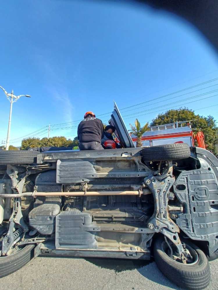 ▲ 여수시 여천역 인근 도로상에서 발생한 교통사고 현장에서 신속한 구조활동 ⓒ여수소방서