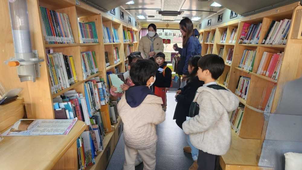 ▲ 여수시새마을 이동도서관 도서대출 서비스 ⓒ새마을문고여수시지부