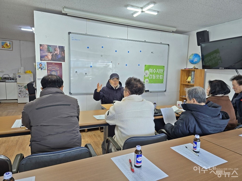 ▲ 시민감동연구소 한창진 대표가 자신이 제안한 〈시민이 만드는 ‘2026 여수의 선택’ 심사표〉의 가점·감점 등 67개 항목 정밀 검증에 대해 설명하고 있다. ⓒ조찬현