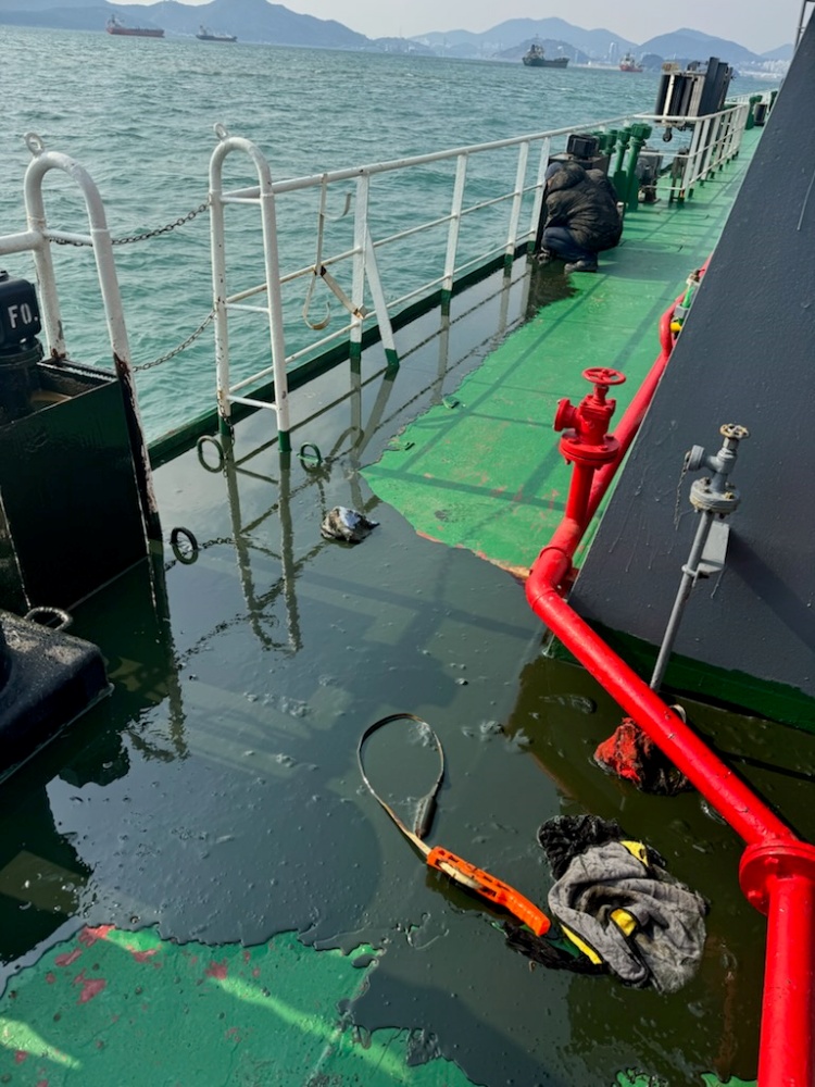 ▲유출된 기름 사진 ⓒ여수해양경찰서