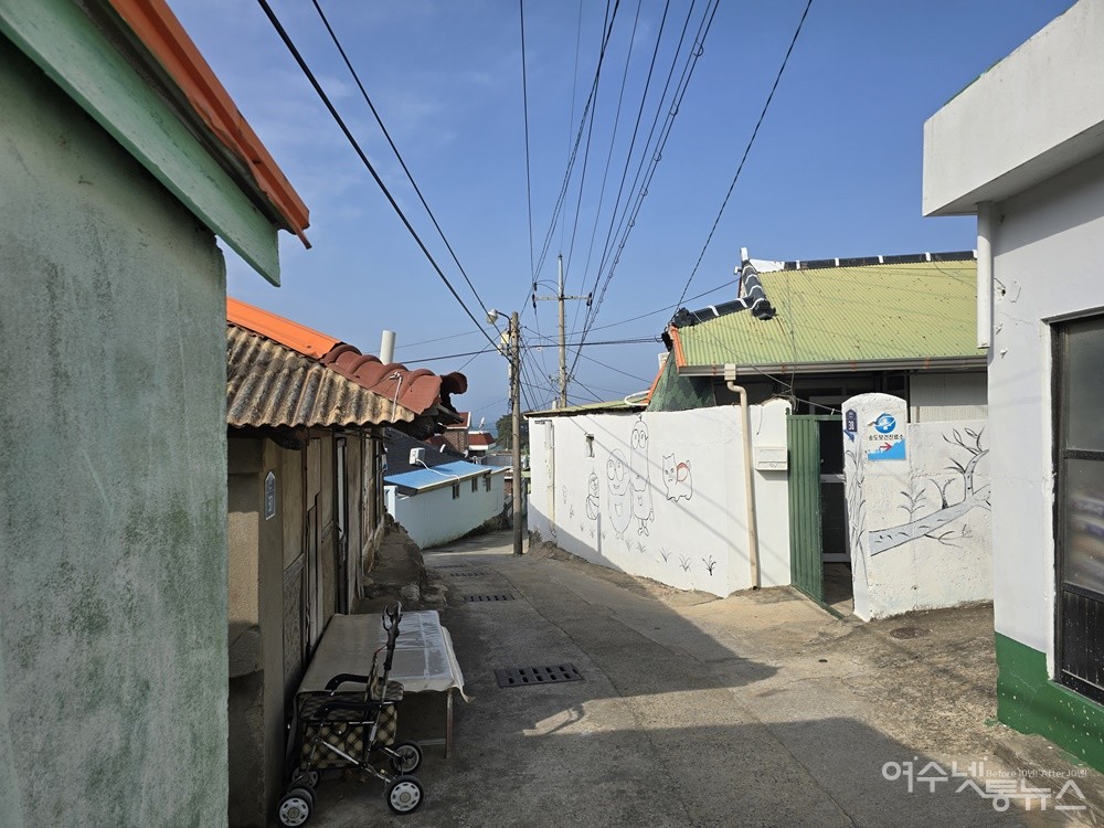 ▲ 여수시 돌산읍 군내리 섬마을 송도 골목길 풍경이다. ⓒ조찬현