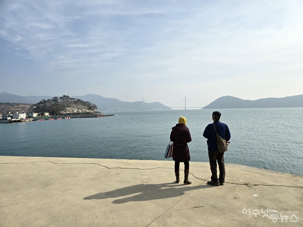 ▲ 송도 갯마을 바닷가, 멀리 보이는 다리는 화태대교다. ⓒ조찬현