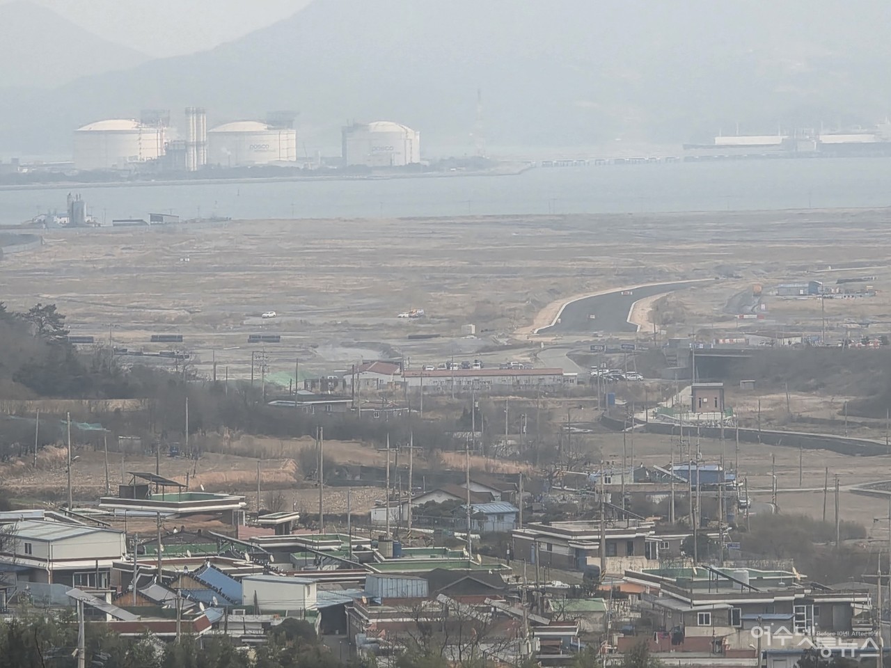 ▲ 비산먼지 피해가 가장 심각한 묘읍마을 아래 공사현장이 보인다 ⓒ심명남