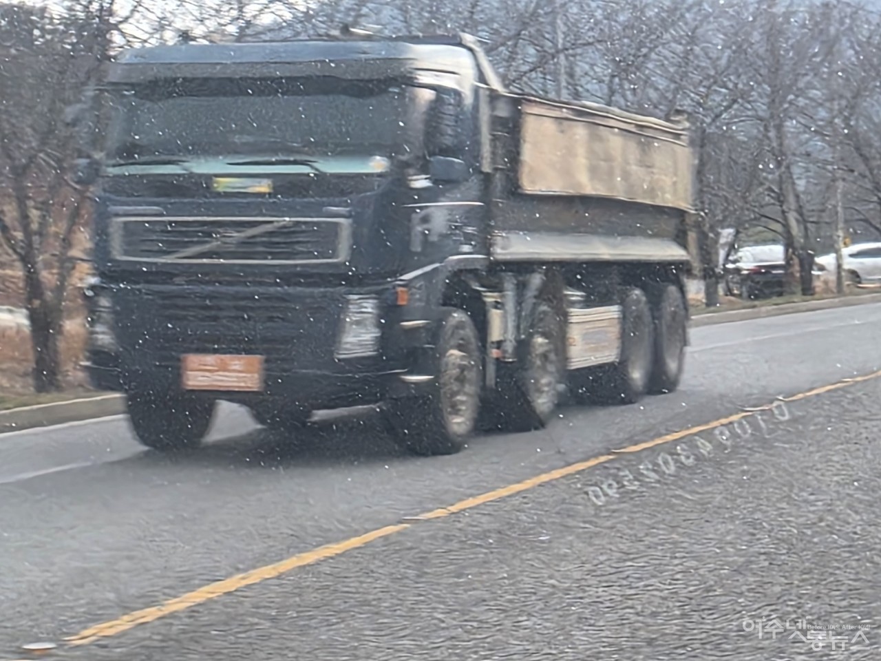 ▲ 여기저기 도로에 오염된 슬러그로 차량 파손이 우려된다 ⓒ심명남