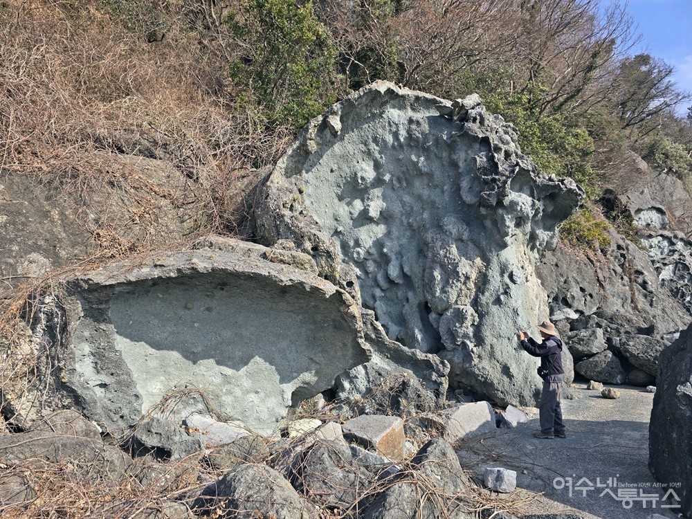 ▲  여수 돌산 성두마을 해안 풍화혈(타포니)이다. ⓒ조찬현