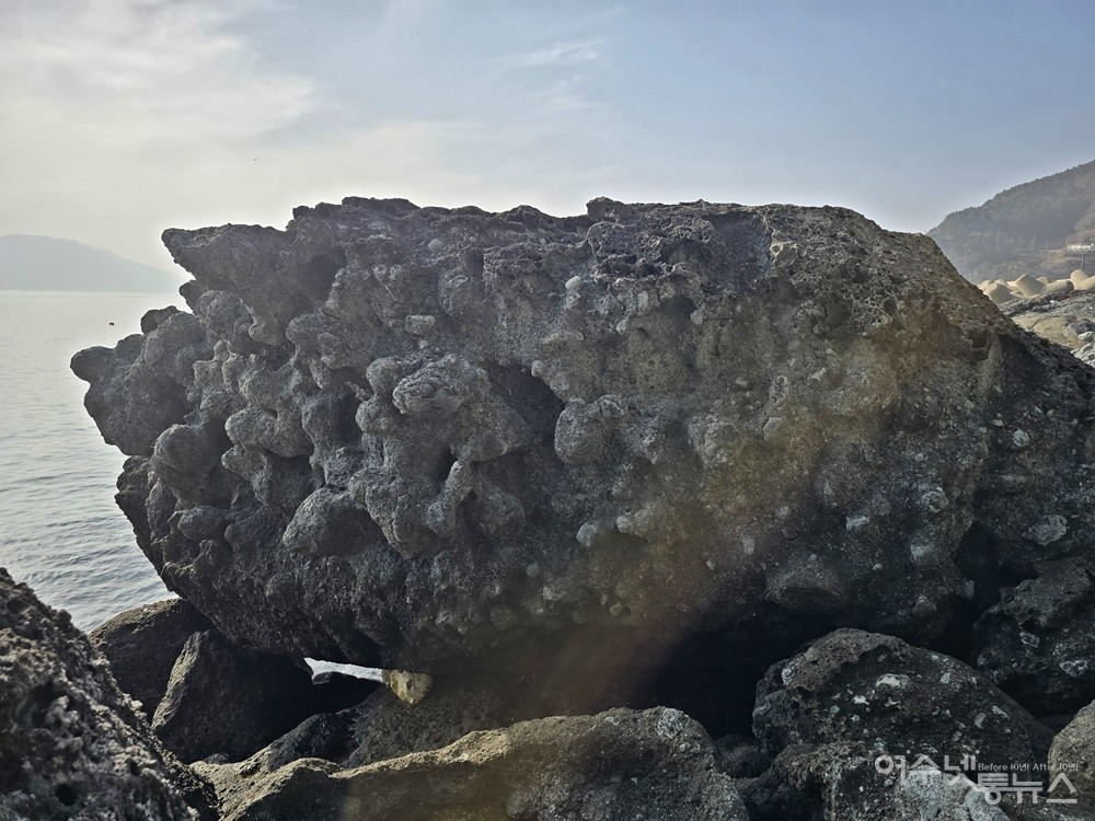 ▲ 여수 돌산 성두마을 해안 풍화혈(타포니) 기암괴석이다. ⓒ조찬현