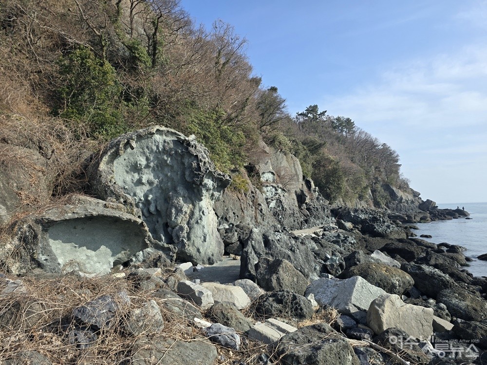 ▲ 여수 돌산 성두마을 해안 풍화혈(타포니) 지형이다. ⓒ조찬현