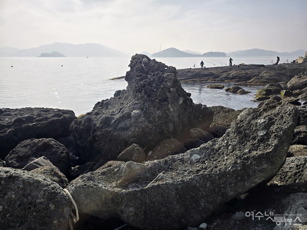 ▲  여수 돌산 성두마을 해안 풍화혈(타포니) 기암괴석이다. ⓒ조찬현