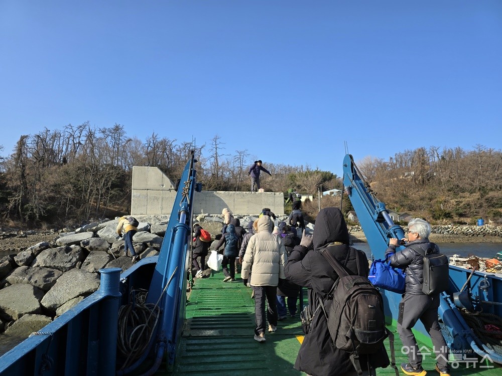 ▲ 섬 탐방객들이 여수 금죽도 섬에 오르고 있다. ⓒ조찬현