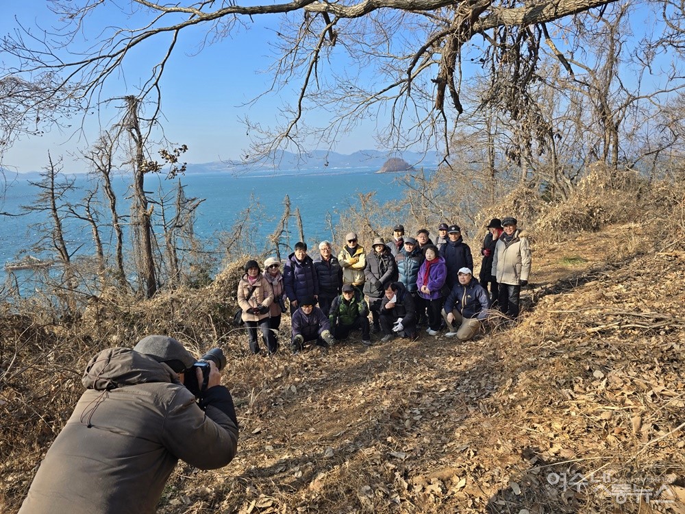 ▲ 여수 가막만의 가막섬이 보이는 곳에서 찰칵~! ⓒ조찬현